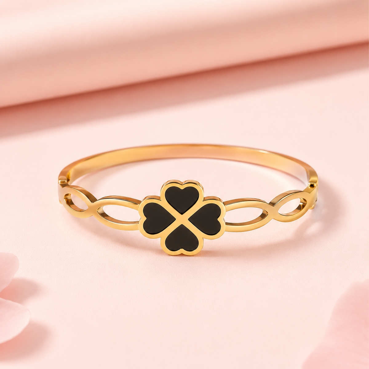 Lucky Noir Clover Bangle