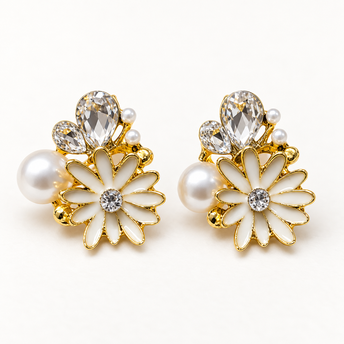 Safed Daisy Pearl Studs