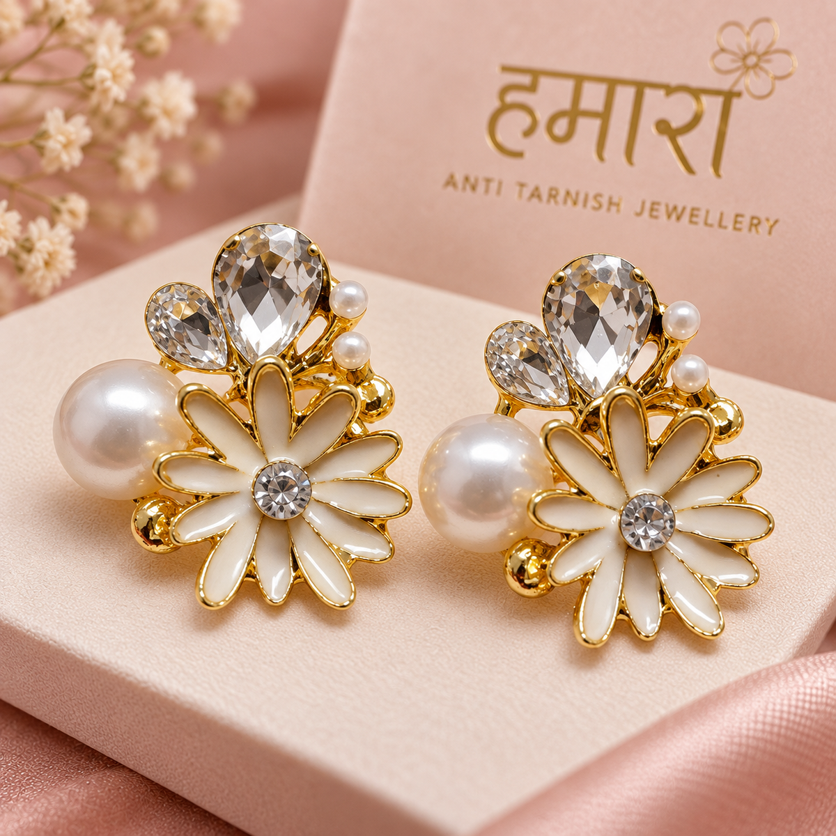 Safed Daisy Pearl Studs